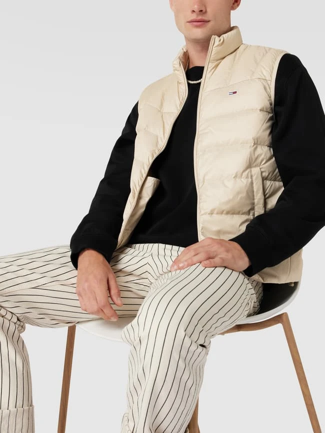 Tommy Jeans Daunenweste Mit Label-Stitching Modell 'ESSENTIAL LIGHT DOWN' - Sand 3 Tommy Jeans Daunenweste Mit Label-Stitching Modell 'ESSENTIAL LIGHT DOWN' - Sand – Bild 3