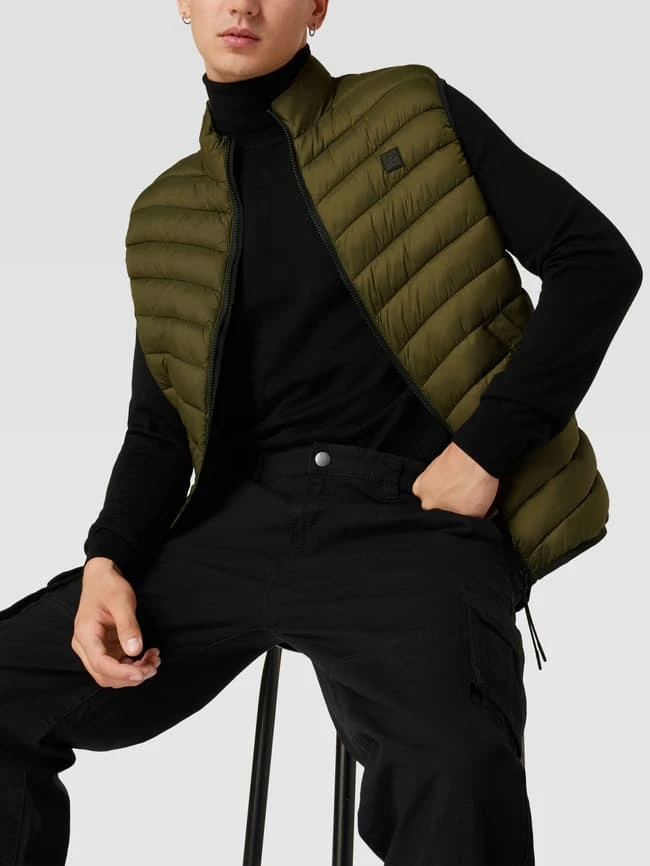 REVIEW Weste Mit Label-Patch - Olivgrün 3 REVIEW Weste Mit Label-Patch - Olivgrün – Bild 3