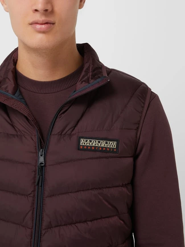Napapijri Regular Fit Steppweste Mit Stehkragen Modell 'Aerons' - Bordeaux Rot 3 Napapijri Regular Fit Steppweste Mit Stehkragen Modell 'Aerons' - Bordeaux Rot – Bild 3