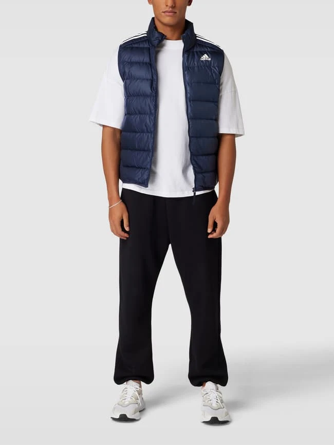 ADIDAS SPORTSWEAR Daunenweste Mit Stehkragen Modell 'ESS Down Vest' - Marineblau 1 ADIDAS SPORTSWEAR Daunenweste Mit Stehkragen Modell 'ESS Down Vest' - Marineblau