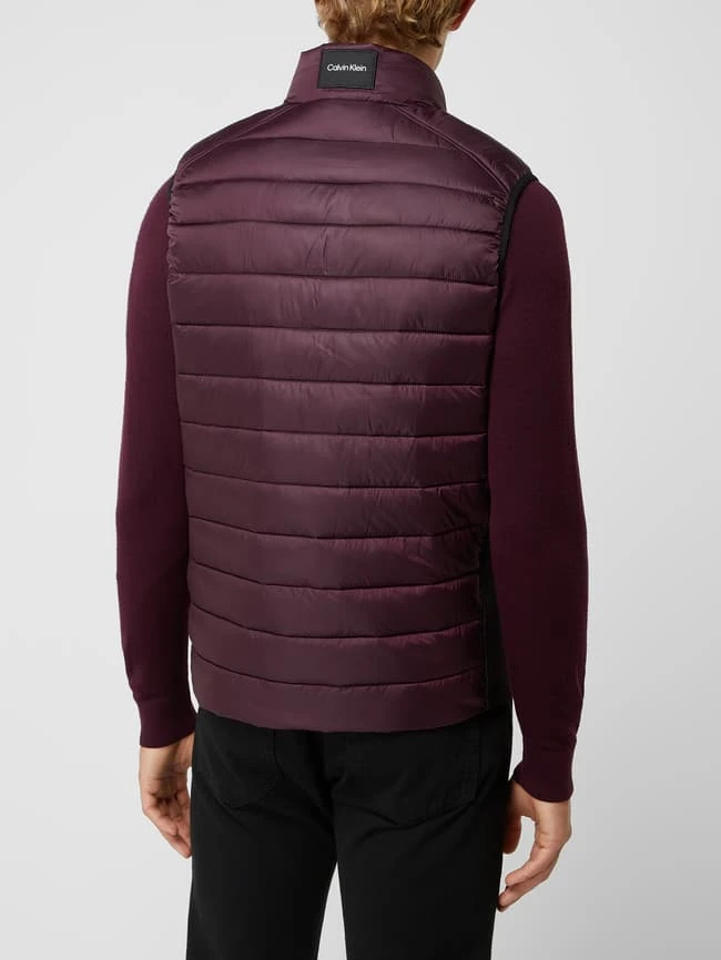 CK Calvin Klein Steppweste Mit Reißverschlusstaschen - Bordeaux Rot 5 CK Calvin Klein Steppweste Mit Reißverschlusstaschen - Bordeaux Rot – Bild 5
