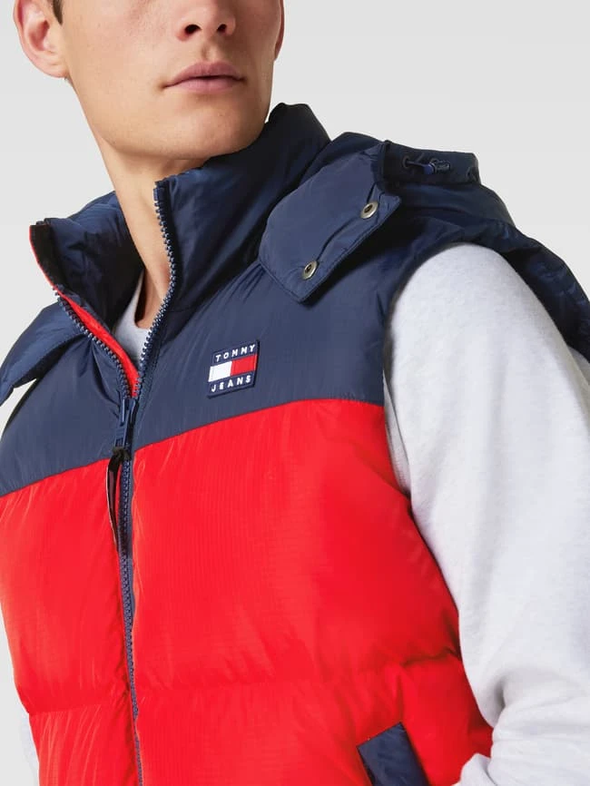 Tommy Jeans Daunenweste Mit Herausnehmbarer Kapuze Modell 'ALASKA' - Rot 3 Tommy Jeans Daunenweste Mit Herausnehmbarer Kapuze Modell 'ALASKA' - Rot – Bild 3