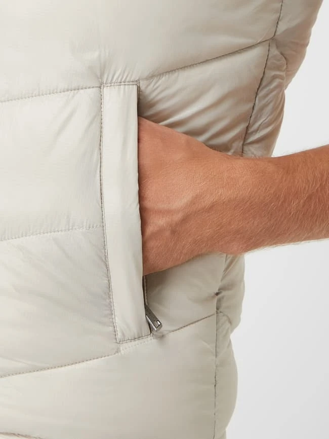 Guess Steppweste Mit Abnehmbarer Kapuze - Wasserabweisend - Hellgrau 3 Guess Steppweste Mit Abnehmbarer Kapuze - Wasserabweisend - Hellgrau – Bild 3