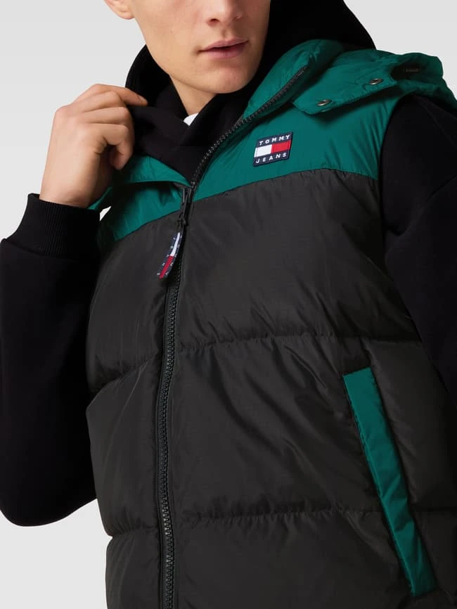 Tommy Jeans Daunenweste Mit Herausnehmbarer Kapuze Modell 'ALASKA' - Schwarz 3 Tommy Jeans Daunenweste Mit Herausnehmbarer Kapuze Modell 'ALASKA' - Schwarz – Bild 3