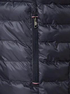 Tommy Hilfiger Steppweste Mit Stehkragen - Wasserabweisend - Marineblau 6 Tommy Hilfiger Steppweste Mit Stehkragen - Wasserabweisend - Marineblau -Tommy Hilfiger Shop 8p632jqb8h548hac68ql4ci160s3ij9gah4kqk1j8h546di76p95ch2c88s42kpl9kp5cgqh60r4cc2la13jgd3168o66d1k65h64e1k64pjcoj26pi3ec9m70o30pj36sq38p8