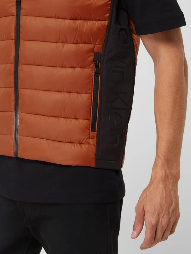CK Calvin Klein Light-Steppweste Mit Stehkragen - Dunkel Orange 3 CK Calvin Klein Light-Steppweste Mit Stehkragen - Dunkel Orange – Bild 3