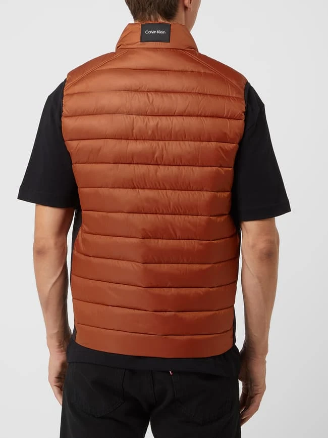 CK Calvin Klein Light-Steppweste Mit Stehkragen - Dunkel Orange 5 CK Calvin Klein Light-Steppweste Mit Stehkragen - Dunkel Orange – Bild 5