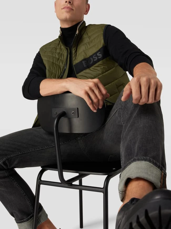 BOSS Steppweste Mit Label-Detail Modell 'Darolan' - Olivgrün 3 BOSS Steppweste Mit Label-Detail Modell 'Darolan' - Olivgrün – Bild 3
