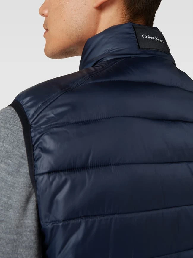 CK Calvin Klein Steppweste Mit Reißverschlusstaschen - Marineblau 3 CK Calvin Klein Steppweste Mit Reißverschlusstaschen - Marineblau – Bild 3