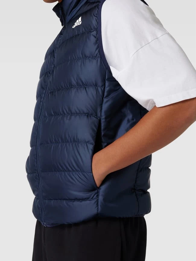 ADIDAS SPORTSWEAR Daunenweste Mit Stehkragen Modell 'ESS Down Vest' - Marineblau 3 ADIDAS SPORTSWEAR Daunenweste Mit Stehkragen Modell 'ESS Down Vest' - Marineblau – Bild 3