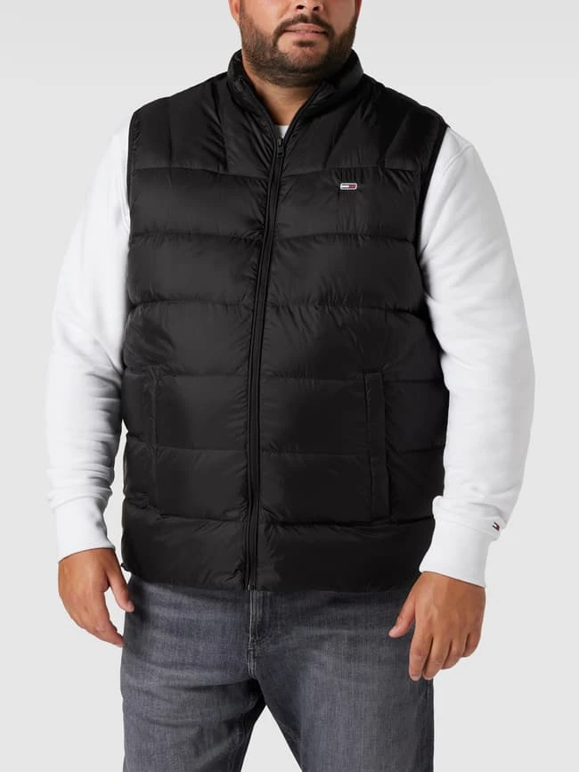 Tommy Jeans Plus PLUS SIZE Daunenweste In Stepp-Optik Modell 'Essential' - Schwarz 4 Tommy Jeans Plus PLUS SIZE Daunenweste In Stepp-Optik Modell 'Essential' - Schwarz – Bild 4