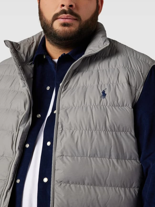 Polo Ralph Lauren Big & Tall PLUS SIZE Steppweste Mit Label-Stitching Modell 'TERRA VEST' - Hellgrau 3 Polo Ralph Lauren Big & Tall PLUS SIZE Steppweste Mit Label-Stitching Modell 'TERRA VEST' - Hellgrau – Bild 3