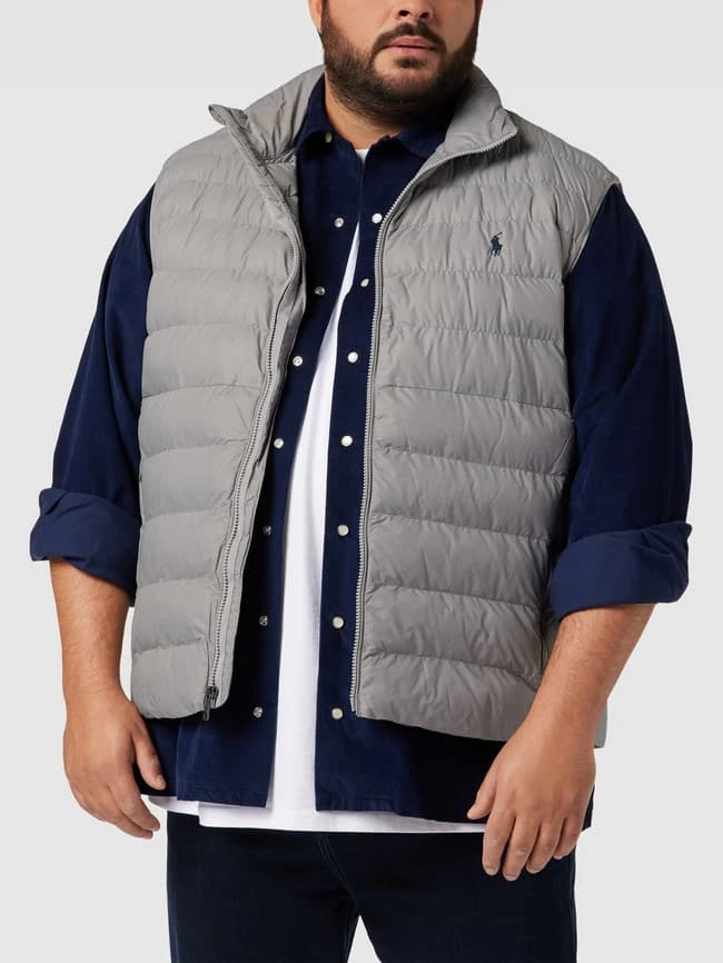 Polo Ralph Lauren Big & Tall PLUS SIZE Steppweste Mit Label-Stitching Modell 'TERRA VEST' - Hellgrau 4 Polo Ralph Lauren Big & Tall PLUS SIZE Steppweste Mit Label-Stitching Modell 'TERRA VEST' - Hellgrau – Bild 4